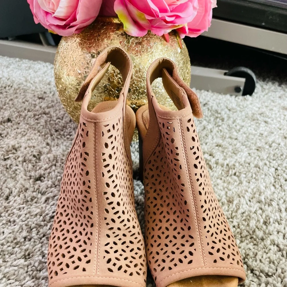 Giani Bernini Joisey Women’s Tan Peep Toe Ankle Strap Cut Out Heeled Booties